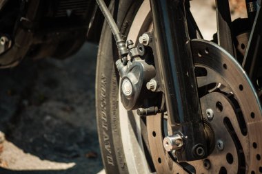 Kıbrıs Rum Kesimi 27 Haziran 2020, Kıbrıs Rum Kesimi 883R Harley Davidson motorsikletine yakın çekim Kıbrıs Rum Kesimi 'nin Limasol Adası sokaklarında park edilmiş.