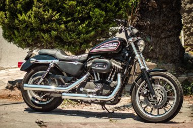 Kıbrıs Rum Kesimi 27 Haziran 2020, Kıbrıs Rum Kesimi 883R Harley Davidson motorsikletine yakın çekim Kıbrıs Rum Kesimi 'nin Limasol Adası sokaklarında park edilmiş.