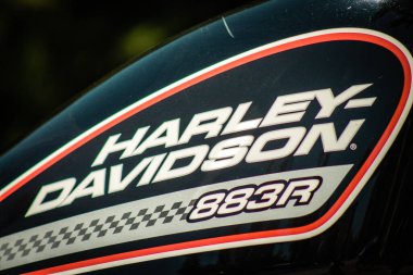 Kıbrıs Rum Kesimi 27 Haziran 2020, Kıbrıs Rum Kesimi 883R Harley Davidson motorsikletine yakın çekim Kıbrıs Rum Kesimi 'nin Limasol Adası sokaklarında park edilmiş.