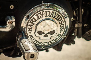 Kıbrıs Rum Kesimi 27 Haziran 2020, Kıbrıs Rum Kesimi 883R Harley Davidson motorsikletine yakın çekim Kıbrıs Rum Kesimi 'nin Limasol Adası sokaklarında park edilmiş.