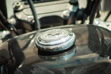 Kıbrıs Rum Kesimi 27 Haziran 2020, Kıbrıs Rum Kesimi 883R Harley Davidson motorsikletine yakın çekim Kıbrıs Rum Kesimi 'nin Limasol Adası sokaklarında park edilmiş.