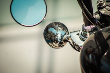 Kıbrıs Rum Kesimi 27 Haziran 2020, Kıbrıs Rum Kesimi 883R Harley Davidson motorsikletine yakın çekim Kıbrıs Rum Kesimi 'nin Limasol Adası sokaklarında park edilmiş.