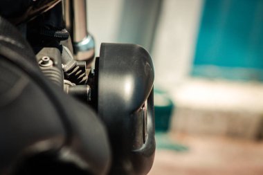 Kıbrıs Rum Kesimi 27 Haziran 2020, Kıbrıs Rum Kesimi 883R Harley Davidson motorsikletine yakın çekim Kıbrıs Rum Kesimi 'nin Limasol Adası sokaklarında park edilmiş.