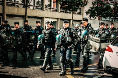 Paris Fransa Mayıs 04, 2019 Paris sokaklarında Sarı Ceketlilerin protestoları sırasında Fransız Ulusal Jandarmasının müdahalesi