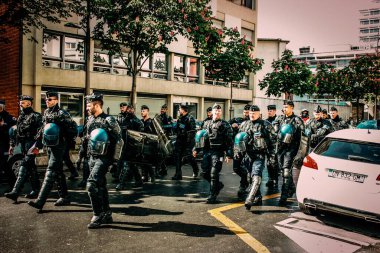 Paris Fransa Mayıs 04, 2019 Paris sokaklarında Sarı Ceketlilerin protestoları sırasında Fransız Ulusal Jandarmasının müdahalesi