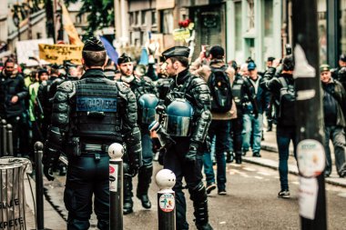 Paris Fransa Mayıs 04, 2019 Paris sokaklarında Sarı Ceketlilerin protestoları sırasında Fransız Ulusal Jandarmasının müdahalesi