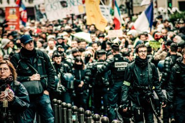 Paris Fransa Mayıs 04, 2019 Paris sokaklarında Sarı Ceketlilerin protestoları sırasında Fransız Ulusal Jandarmasının müdahalesi