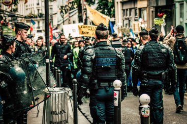 Paris Fransa Mayıs 04, 2019 Paris sokaklarında Sarı Ceketlilerin protestoları sırasında Fransız Ulusal Jandarmasının müdahalesi