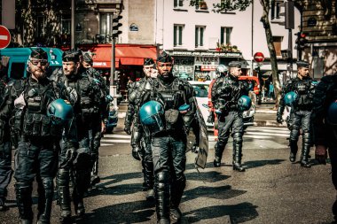 Paris Fransa Mayıs 04, 2019 Paris sokaklarında Sarı Ceketlilerin protestoları sırasında Fransız Ulusal Jandarmasının müdahalesi