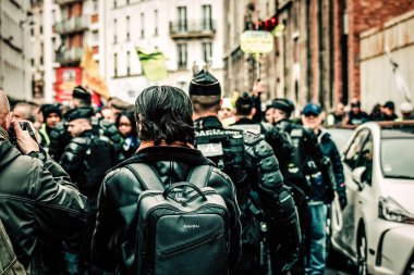 Paris Fransa Mayıs 04, 2019 Paris sokaklarında Sarı Ceketlilerin protestoları sırasında Fransız Ulusal Jandarmasının müdahalesi