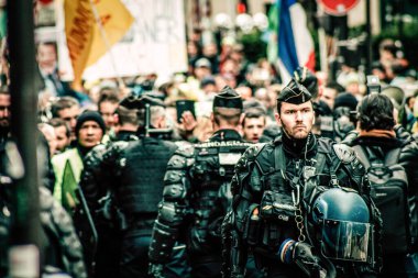 Paris Fransa Mayıs 04, 2019 Paris sokaklarında Sarı Ceketlilerin protestoları sırasında Fransız Ulusal Jandarmasının müdahalesi