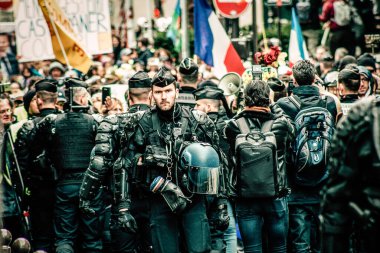 Paris Fransa Mayıs 04, 2019 Paris sokaklarında Sarı Ceketlilerin protestoları sırasında Fransız Ulusal Jandarmasının müdahalesi