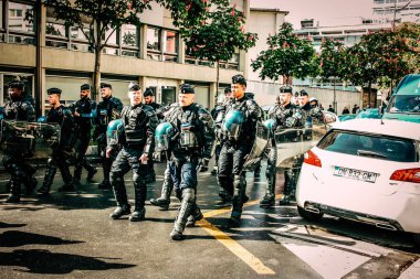 Paris Fransa Mayıs 04, 2019 Paris sokaklarında Sarı Ceketlilerin protestoları sırasında Fransız Ulusal Jandarmasının müdahalesi