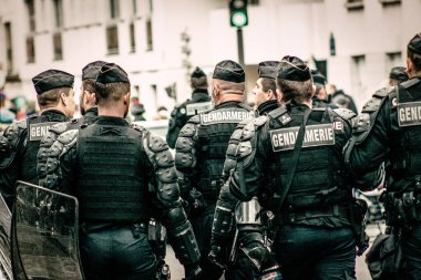Paris Fransa Mayıs 04, 2019 Paris sokaklarında Sarı Ceketlilerin protestoları sırasında Fransız Ulusal Jandarmasının müdahalesi