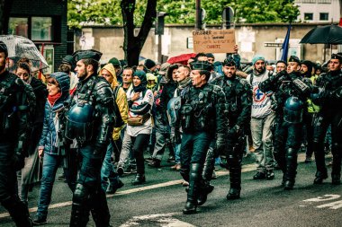 Paris Fransa Mayıs 04, 2019 Paris sokaklarında Sarı Ceketlilerin protestoları sırasında Fransız Ulusal Jandarmasının müdahalesi