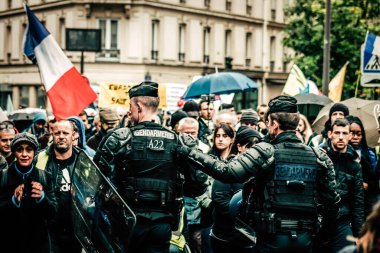 Paris Fransa Mayıs 04, 2019 Paris sokaklarında Sarı Ceketlilerin protestoları sırasında Fransız Ulusal Jandarmasının müdahalesi