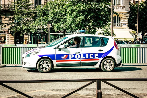 Paris Fransa 13 Mayıs 2019 Paris sokaklarında polis arabası görüntüsü