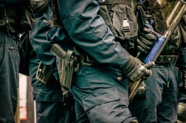 Fransız Ulusal Polisi 'nin özel çevik kuvvet ekipmanlarına yakın çekim
