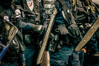 Fransız Ulusal Polisi 'nin özel çevik kuvvet ekipmanlarına yakın çekim