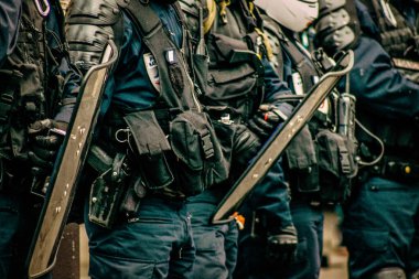 Fransız Ulusal Polisi 'nin özel çevik kuvvet ekipmanlarına yakın çekim