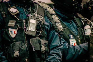 Fransız Ulusal Polisi 'nin özel çevik kuvvet ekipmanlarına yakın çekim