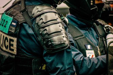 Fransız Ulusal Polisi 'nin özel çevik kuvvet ekipmanlarına yakın çekim