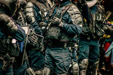 Fransız Ulusal Polisi 'nin özel çevik kuvvet ekipmanlarına yakın çekim