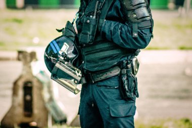 Fransız Ulusal Polisi 'nin özel çevik kuvvet ekipmanlarına yakın çekim