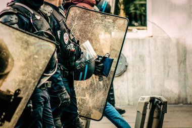 Fransız Ulusal Polisi 'nin özel çevik kuvvet ekipmanlarına yakın çekim