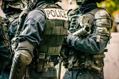 Fransız Ulusal Polisi 'nin özel çevik kuvvet ekipmanlarına yakın çekim
