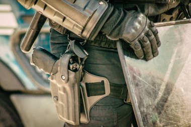 Fransız Ulusal Polisi 'nin özel çevik kuvvet ekipmanlarına yakın çekim