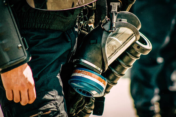 Крупный план снаряжения спецназа французской национальной полиции
