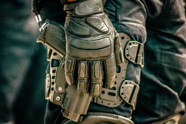 Fransız Ulusal Polisi 'nin özel çevik kuvvet ekipmanlarına yakın çekim