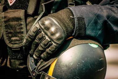 Fransız Ulusal Polisi 'nin özel çevik kuvvet ekipmanlarına yakın çekim