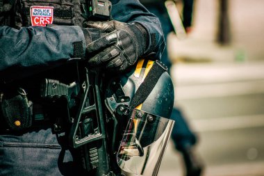 Fransız Ulusal Polisi 'nin özel çevik kuvvet ekipmanlarına yakın çekim