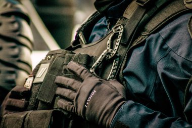 Fransız Ulusal Polisi 'nin özel çevik kuvvet ekipmanlarına yakın çekim