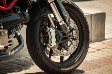 Kıbrıs Rum Kesimi 29 Haziran 2020 Kıbrıs Rum Kesimi 'nde Limasol sokaklarında park etmiş bir motosiklet görüntüsü