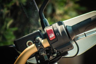 Kıbrıs Rum Kesimi 29 Haziran 2020 Kıbrıs Rum Kesimi 'nde Limasol sokaklarında park etmiş bir motosiklet görüntüsü