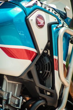 Kıbrıs Rum Kesimi 29 Haziran 2020 Kıbrıs Rum Kesimi 'nde Limasol sokaklarında park etmiş bir motosiklet görüntüsü