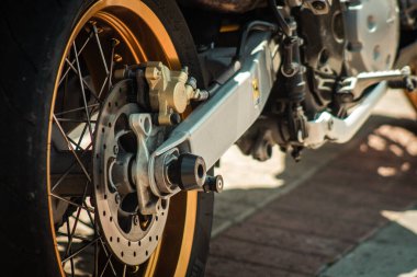 Kıbrıs Rum Kesimi 29 Haziran 2020 Kıbrıs Rum Kesimi 'nde Limasol sokaklarında park etmiş bir motosiklet görüntüsü