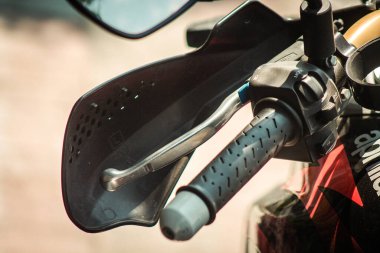 Kıbrıs Rum Kesimi 29 Haziran 2020 Kıbrıs Rum Kesimi 'nde Limasol sokaklarında park etmiş bir motosiklet görüntüsü