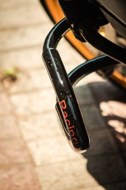 Kıbrıs Rum Kesimi 29 Haziran 2020 Kıbrıs Rum Kesimi 'nde Limasol sokaklarında park etmiş bir motosiklet görüntüsü