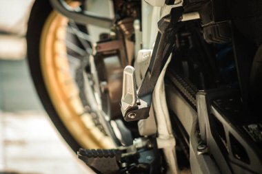 Kıbrıs Rum Kesimi 29 Haziran 2020 Kıbrıs Rum Kesimi 'nde Limasol sokaklarında park etmiş bir motosiklet görüntüsü