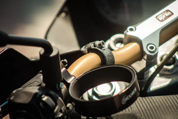 Kıbrıs Rum Kesimi 29 Haziran 2020 Kıbrıs Rum Kesimi 'nde Limasol sokaklarında park etmiş bir motosiklet görüntüsü