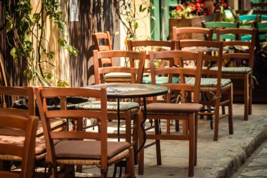 Kıbrıs adasındaki eski Limasol kentindeki bir restoranın sandalyelerinin yakınlaştırılması