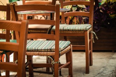 Kıbrıs adasındaki eski Limasol kentindeki bir restoranın sandalyelerinin yakınlaştırılması