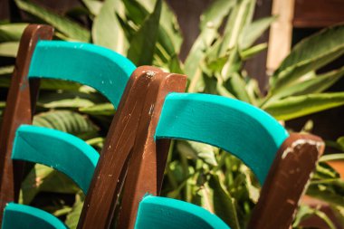 Kıbrıs adasındaki eski Limasol kentindeki bir restoranın sandalyelerinin yakınlaştırılması