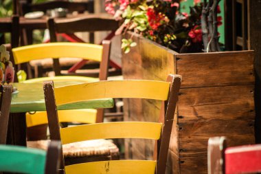 Kıbrıs adasındaki eski Limasol kentindeki bir restoranın sandalyelerinin yakınlaştırılması