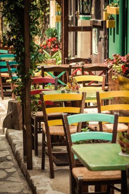 Kıbrıs adasındaki eski Limasol kentindeki bir restoranın sandalyelerinin yakınlaştırılması