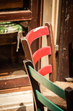 Kıbrıs adasındaki eski Limasol kentindeki bir restoranın sandalyelerinin yakınlaştırılması